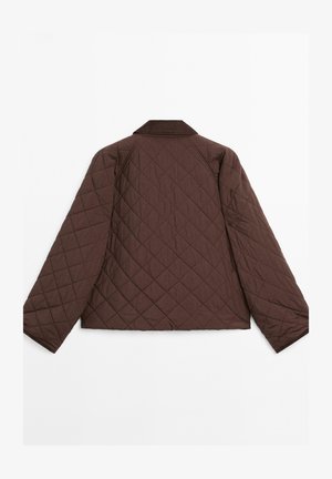 Brun quiltet jakke med diamantmønster, krave og brede ærmer, i en ensartet tekstur og uden synlige lukninger på ryggen.