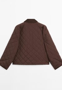 Giacca marrone trapuntata con motivo a diamante, colletto e maniche ampie, con una texture solida e senza chiusure visibili sul retro.