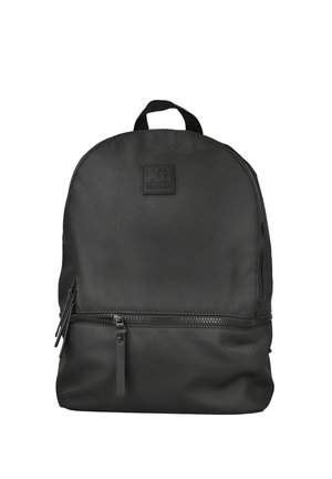 Mochila negra con parte superior redondeada, bolsillo delantero con cremallera y un pequeño parche con el logo cuadrado cerca del centro superior.