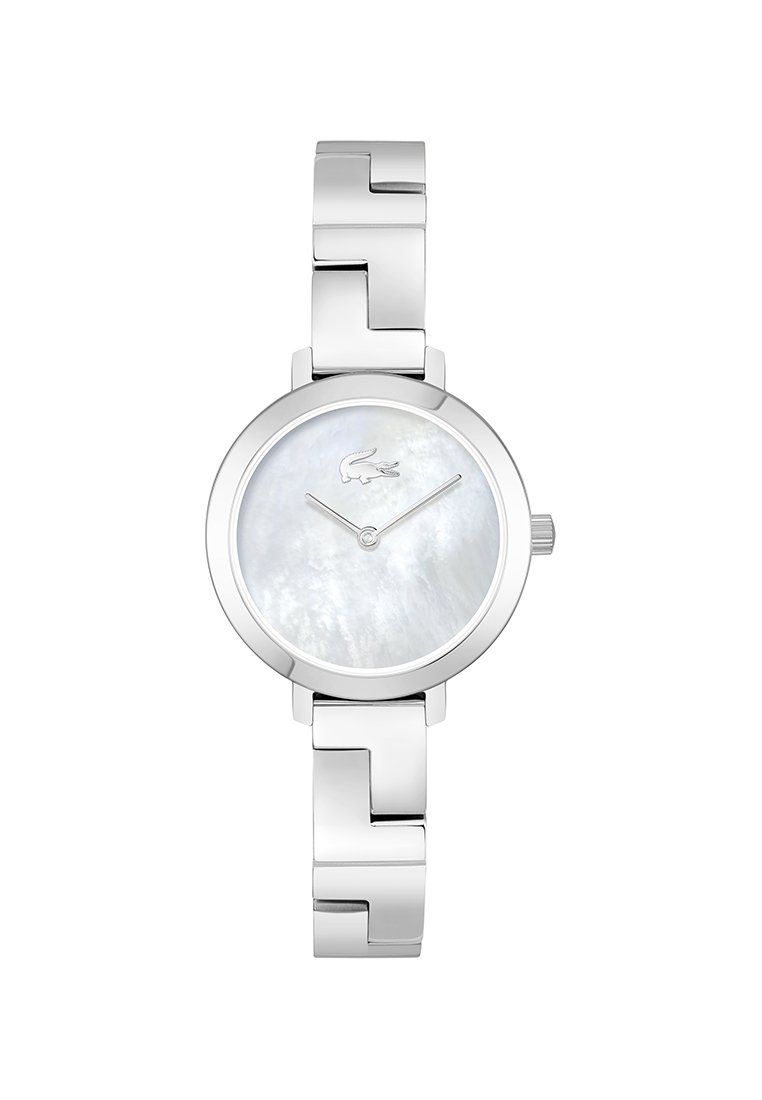 Reloj de pulsera de metal plateado con esfera redonda de nácar, dos manecillas plateadas y el logo del cocodrilo de Lacoste a las 12 en punto.
