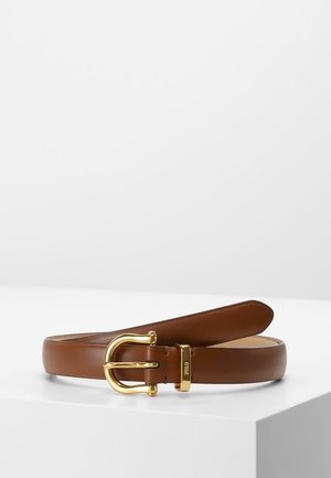 Brązowy skórzany pasek z polerowaną złotą klamrą i małą złotą pętlą z wygrawerowanym napisem "POLO", prezentowany na białej powierzchni.