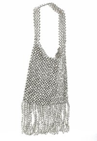 Silberne Perlenhandtasche mit Fransenmuster. Verfügt über einen halbtransparenten Mesh-Körper und einen einzigen, breiten Tragegurt.