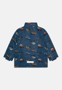 Dětský modrý nepromokavý plášť s barevnými obrázky stavebních náklaďáků, bagrů a dopravních kuželů potištěný po celé látce, zobrazený zezadu.