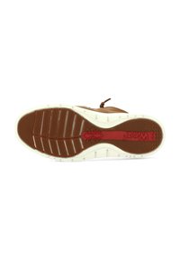 Suola di scarpa in suede marrone con un bordo in gomma bianca. Presenta una fascia rossa con l'etichetta "Super Grip" e scanalature testurizzate per la trazione.