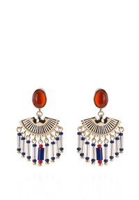 Boucles d'oreilles en forme d'éventail en or avec une pierre ovale rouge en haut, mettant en valeur des accents en perles bleues et transparentes ainsi que des détails pendants.