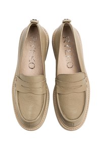 Beżowe skórzane mokasyny o teksturowanym wykończeniu, z eleganckim designem, przeszyciami i wewnętrznym logiem. Klasyczny, wsuwany fason.