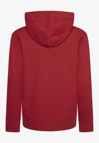 Sudadera roja con capucha y mangas largas, hecha de suave tela de algodón. Presenta un diseño simple y puños acanalados en las mangas y el dobladillo.