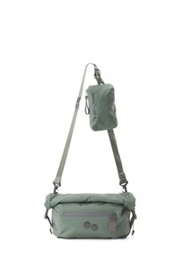 Grüne Nylon-Crossbody-Tasche mit verstellbarem Tragegurt, Roll-Top-Design, Reißverschlusstasche und zwei runden Akzenten auf der Vorderseite.