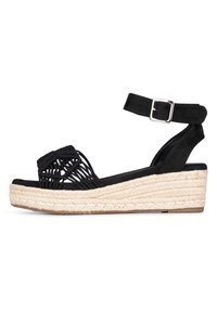 Sandal con zeppa nera caratterizzata da un design superiore intrecciato, una spessa suola in jute stile espadrille e una cinghia alla caviglia regolabile con fibbia metallica.