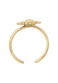 Guld ring med et rundt bænde, prydet med et blomstermotiv øverst. Glat tekstur og poleret overflade.