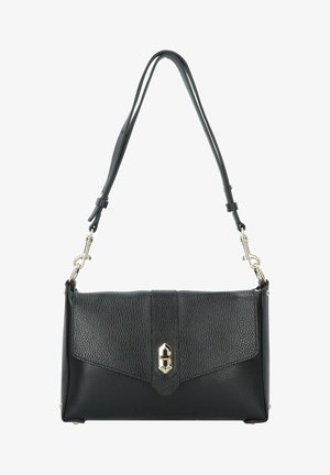 Borsa a mano in pelle nera con finitura testurizzata, dotata di una chiusura in metallo dorato, chiusura a pattina e tracolla regolabile.