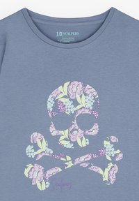 Grijze katoenen t-shirt met een grote grafische afbeelding van een bloemen-schedel en gekruiste botten in pastelkleuren. "Scalpers" tekst in paars onder het ontwerp.