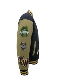 Navy en olijfgroene varsityjack met gestreepte kraag en manchetten, voorzien van patches met de teksten "Liberty", "85" en "TW" op de mouw.