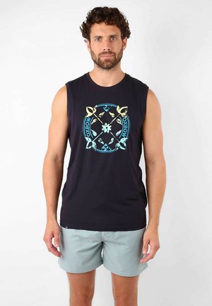 Chandail sans manches noir avec un design graphique coloré mettant en avant des éléments bleus et jaunes, associé à un short gris clair. Texture de tissu lisse.