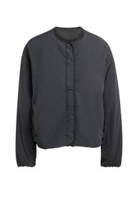 Čierna ľahká bunda s okrúhlym výstrihom, bez zapínania, so zberaným predným dizajnom a elastickými manžetami. Hladká, saténová textúra.