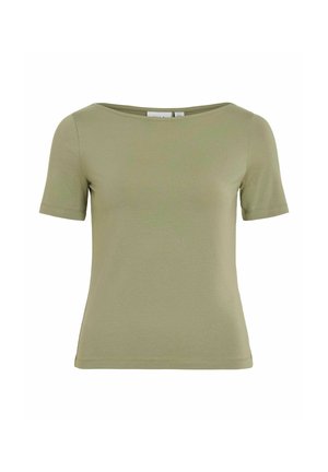 Oliņu zaļš īsām piedurknēm T-krekls, izgatavots no mīkstas kokvilnas maisījuma, ar plašu dekoltē un slaidu piegriezumu, ar minimāliem šuvju detaļām.