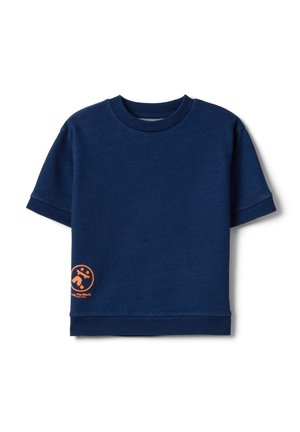 Sweat-shirt bleu marine à manches courtes avec col ras du cou et petit logo circulaire orange près de l'ourlet inférieur sur le côté gauche.