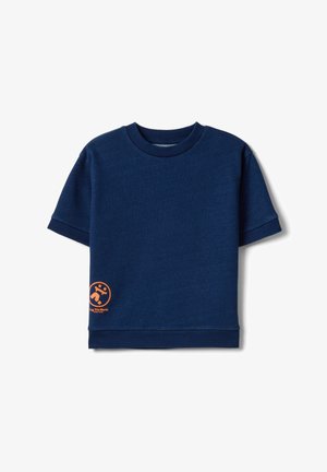 Marineblaues Sweatshirt mit kurzen Ärmeln, Rundhalsausschnitt und kleinem orangem rundem Logo nahe dem unteren Saum auf der linken Seite.