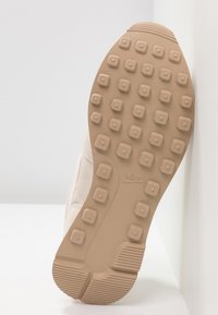 Nike Sportswear INTERNATIONALIST PRM - Sapatilhas - pale ivory/summit white/tan