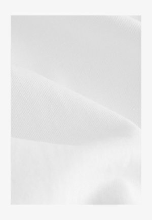 Hvidt stof med en glat tekstur, der har subtile diagonale ribbeting. Lidt reflekterende overflade, der indikerer et blødt og let materiale.