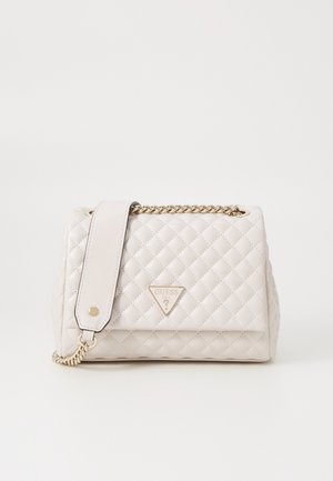 Bolso de mano acolchado de color crema con correa de cadena dorada y una amplia almohadilla de cuero para el hombro, con un logo triangular de Guess en la solapa frontal.