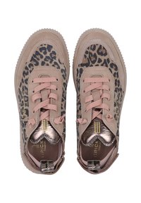 Schoen met luipaardprint en accenten van roze suede, ronde neus en gestructureerde rubberen zool. Voorzien van dunne roze veters en metalen details.