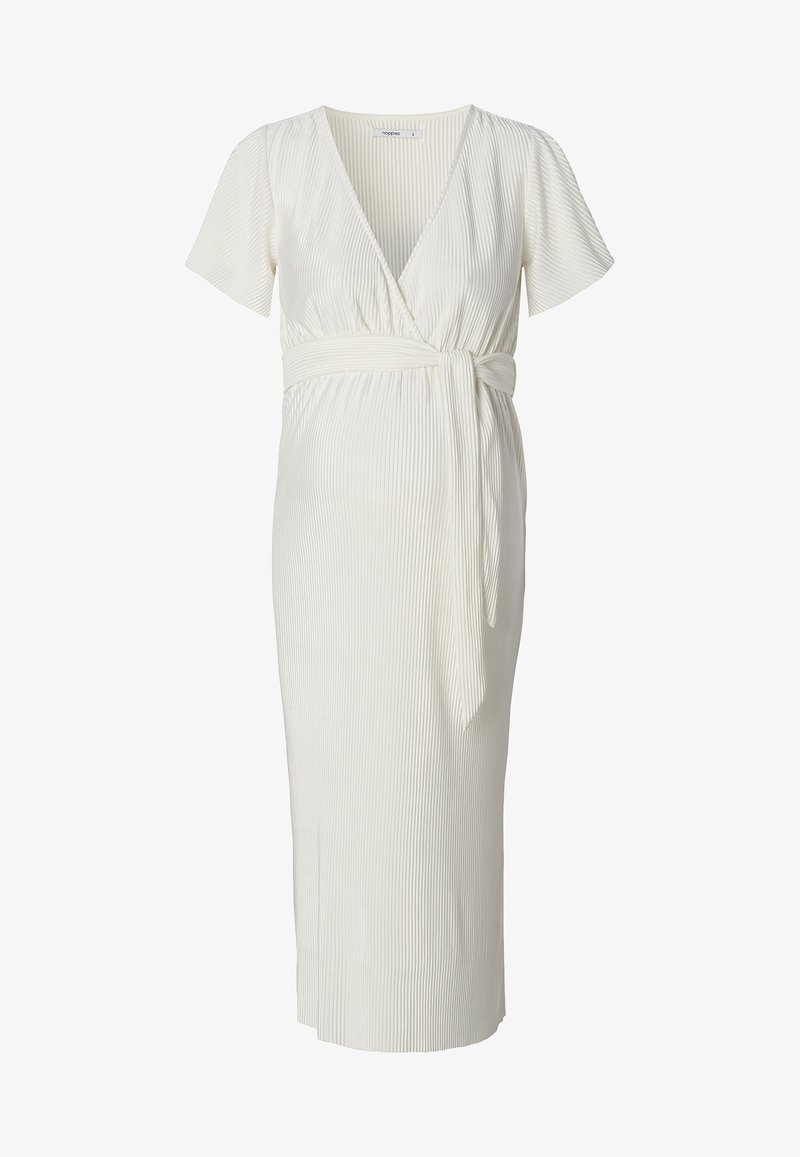 Robe midi blanche côtelée avec manches courtes, col en V et ceinture nouée à la taille sur fond uni.