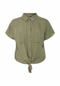 Chemise olive verte à manches courtes, avec un col, deux poches avant et un détail noué à la taille. Fabriquée dans un matériau léger.