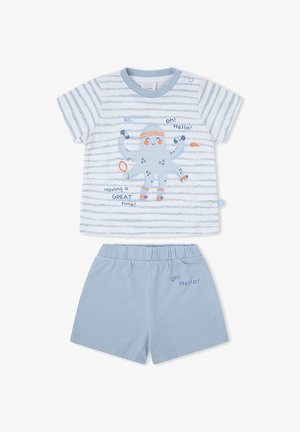 Camiseta de bebé a rayas blanca y azul con un pulpo sosteniendo artículos de gimnasio y pantalones cortos azul claro a juego con el texto "¡oh! ¡Hola!".
