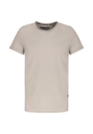 Schlichtes beige T-Shirt mit kurzen Ärmeln und Rundhalsausschnitt, mit umgeschlagenen Bündchen und einem kleinen Logotag nahe dem unteren Saum auf weißem Hintergrund.