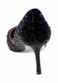 Scarpa nera con tacco alto, in tessuto texture, caratterizzata da piccole decorazioni, punta allungata e un elegante tacco a stiletto.