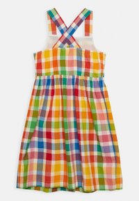 Kolorowa sukienka w kratę z krzyżującymi się ramiączkami, z marszczonym pasem oraz różnorodnymi pastelowymi i jasnymi kwadratami wykonanymi z bawełnianej tkaniny.