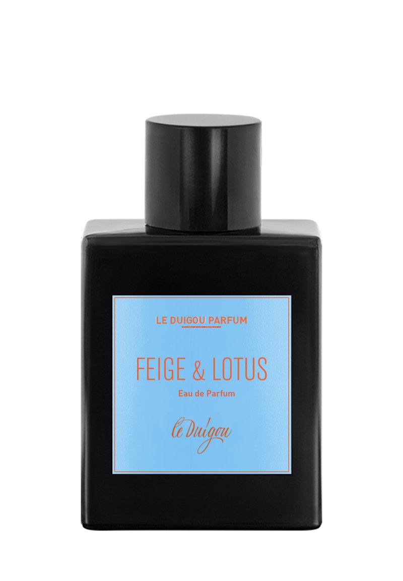 Schwarze rechteckige Flasche mit matter Oberfläche. Blaues Etikett mit oranger Schrift, auf dem steht "FEIGE & LOTUS Eau de Parfum" sowie der Markenname. Schlichtes Design.