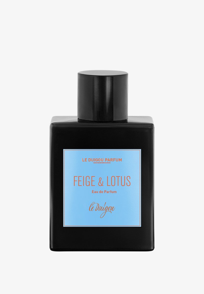 Schwarze rechteckige Flasche mit matter Oberfläche. Blaues Etikett mit oranger Schrift, auf dem steht "FEIGE & LOTUS Eau de Parfum" sowie der Markenname. Schlichtes Design.