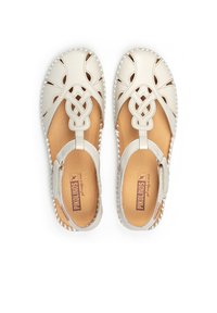 Sandali in pelle beige chiaro con design a taglio e dettagli intrecciati. Presentano una cinghia alla caviglia sicura e una suola testurizzata per una buona aderenza.