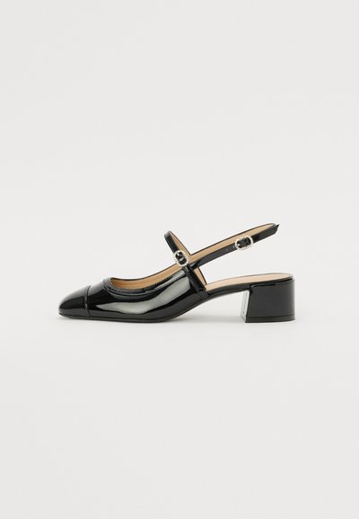 Schwarze Lackleder-Slingback-Pumps mit runder Zehenpartie, einem Riemen um den Knöchel mit Schnalle und einem niedrigen quadratischen Absatz. Glatte, glänzende Oberfläche.