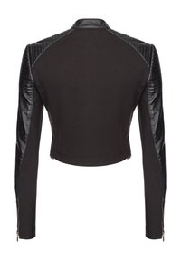Černá zkrácená bunda s dlouhými rukávy, která má kožené ramena a žebrované detaily. Zipové prvky na manžetách zvyšují design.