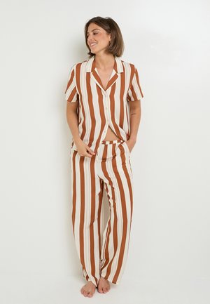 Set di pigiama a righe in marrone e crema, composto da una camicia a maniche corte con bottoni e pantaloni larghi con vita elastica.
