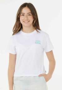 Camiseta de algodón blanca con diseño de manga corta, escote redondo y un gráfico de sol azul con el texto "RIPCURL" en el área del pecho izquierdo.