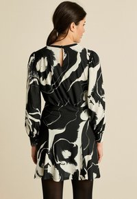 Next REGULAR FIT - Kasdienė suknelė - black white mono floral