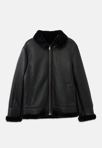 Jachetă din piele neagră cu guler, manșete și tiv din blană moale, având un fermoar frontal și două buzunare fante.