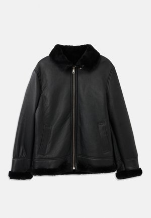 Chaqueta de cuero negro con suave cuello de piel, puños y dobladillo, que cuenta con una cremallera frontal y dos bolsillos con aberturas.
