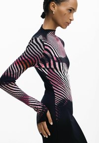 Must seljas kleit pikkade varrukatega, millel on roosa ja valge mitmevärviline laineline muster ning mis on valmistatud tekstuurse ribikangasest.