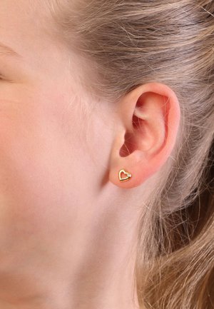 Gouden hartvormige studoorbel met een kleine heldere accentsteen. Gladde textuur, minimalistisch ontwerp, geschikt voor casual gebruik of als cadeau.