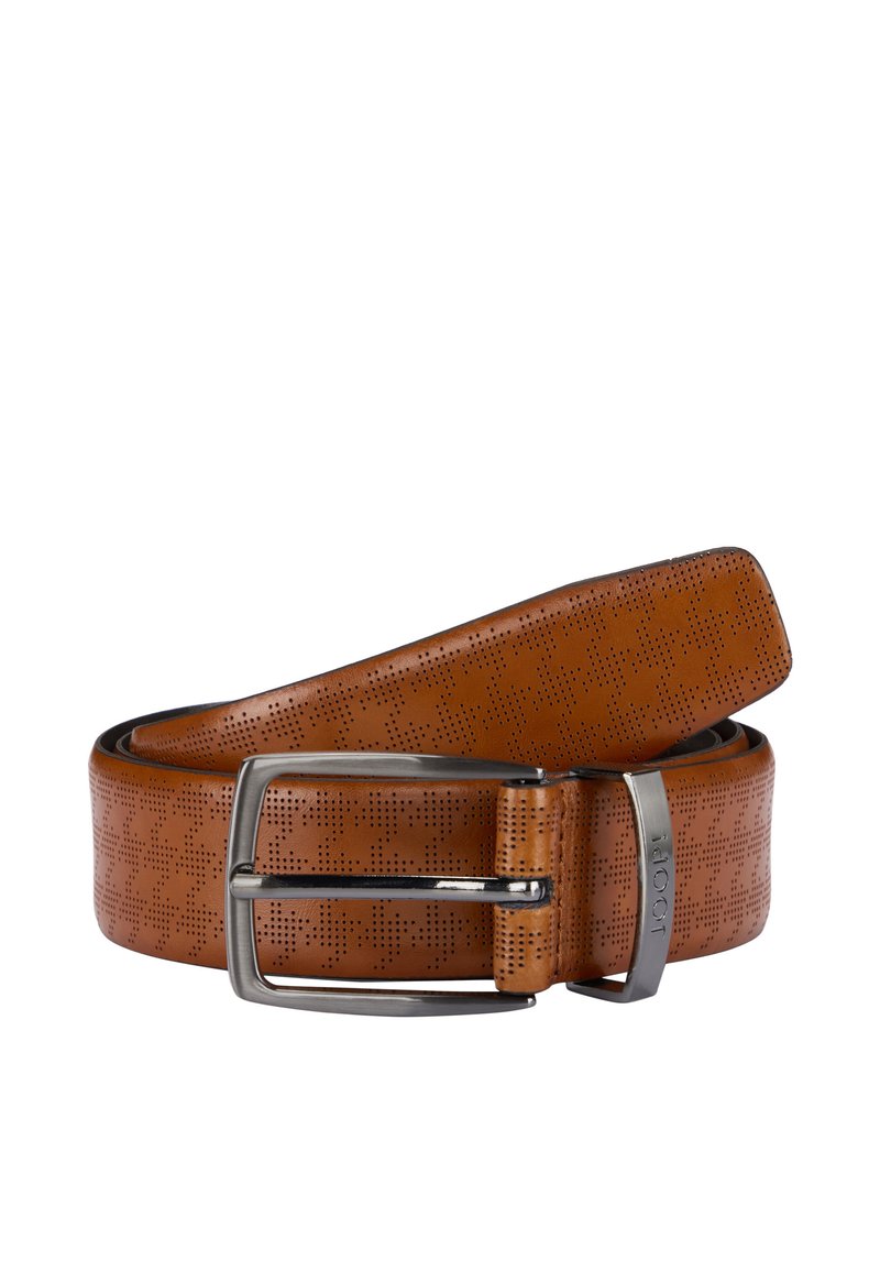 Bruine leren riem met geperforeerd patroon, zilveren metalen gesp en een gladde textuur. Heeft een klassiek ontwerp en neutrale tint.
