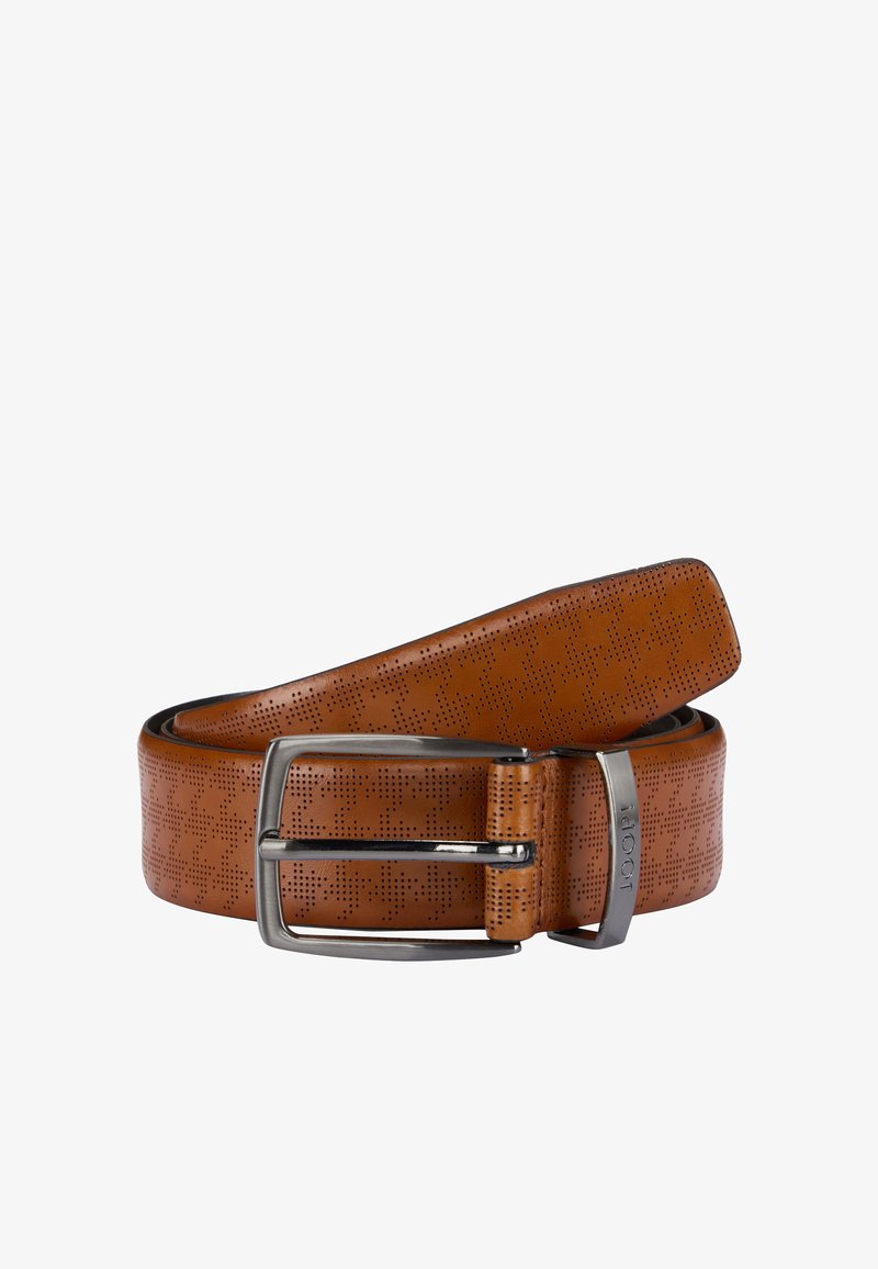 Bruine leren riem met geperforeerd patroon, zilveren metalen gesp en een gladde textuur. Heeft een klassiek ontwerp en neutrale tint.