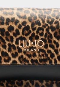 Kopertówka w panterkę wykonana z fakturowanej ekoskóry, z złotym logo "LIU•JO MILANO" wytłoczonym na przodzie.