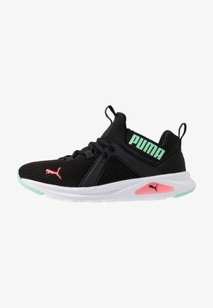 Zapatilla negra de Puma con detalles en rosa y menta, parte superior de malla, suela blanca y logo "PUMA" en el lateral y la lengüeta del talón.
