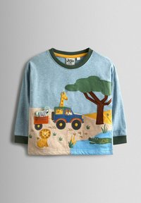 Kék hosszú ujjú póló, amelyen egy színes állatjelenet látható, egy zsiráffal, zebrával és oroszlánnal, applikációs és texturált részletekkel gazdagítva.