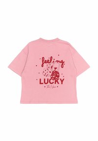 Roza majica s kratkim rukavima koja se ističe crvenim grafičkim printom kockica i natpisom "feeling LUCKY" uz zvjezdice i srca. Mekani pamučni materijal.